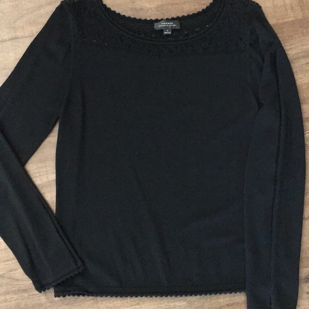 Tahari long sleeve blouse